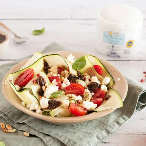 Salade de tagliatelles de courgettes, feta et pesto de tomates