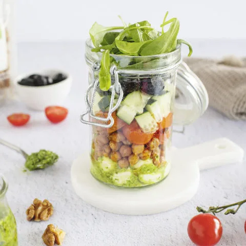 Salade de tomates cerises, mozzarella et pesto de roquette