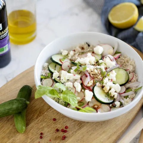 Semoule de chou-fleur au concombre, radis et feta