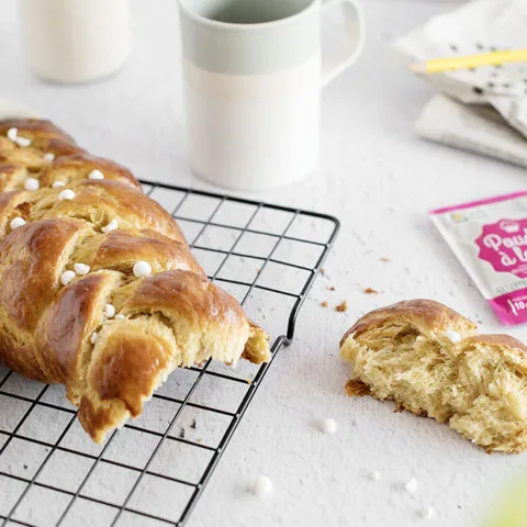 Brioche tressée aux perles de sucre