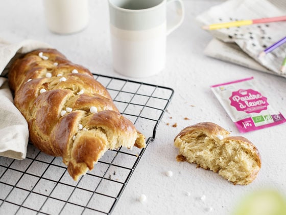 Brioche tressée aux perles de sucre