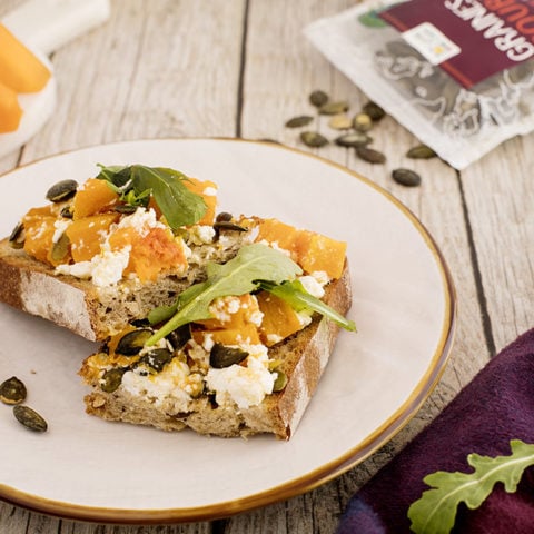 Bruschetta au potimarron, fromage de chèvre et graines de courge