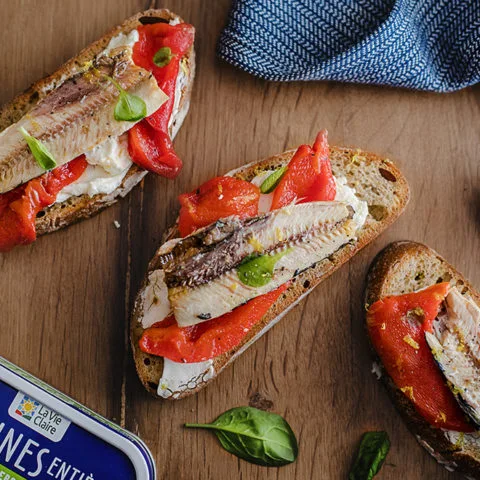 Bruschetta aux sardines, poivrons grillés et crème de mascarpone