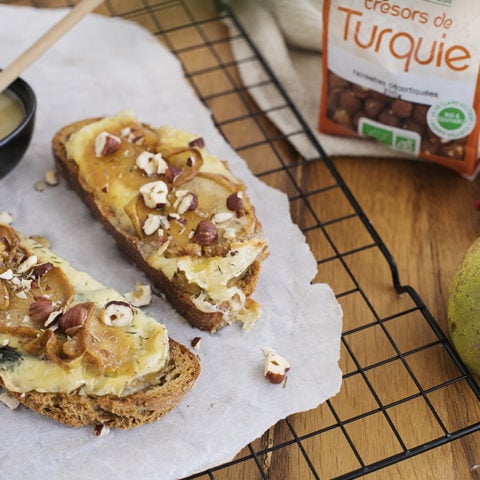 Bruschetta poire caramélisée au miel, fourme d'Ambert et noisettes