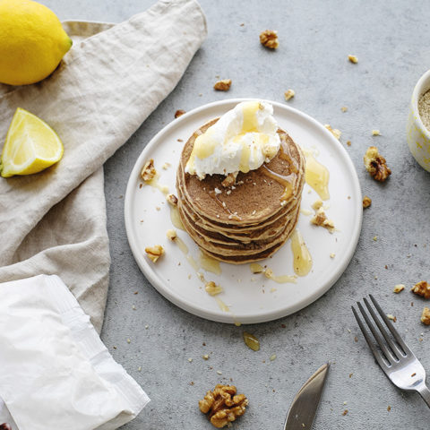 Pancakes salés à la farine de châtaigne, noix et miel