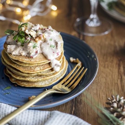 Pancakes sucrés et salés au butternut, pleurotes et sauce aux noix