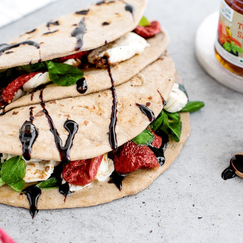 Piadina mozzarella, pignons de pin et pesto de tomates séchées