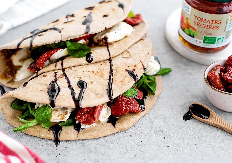 Piadina mozzarella, pignons de pin et pesto de tomates séchées