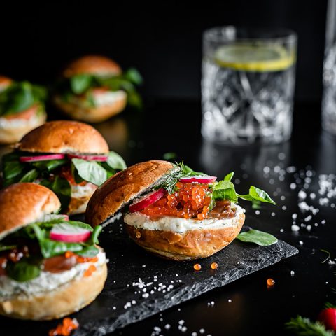 Mini burgers briochés au saumon, au fromage de chèvre et aux herbes