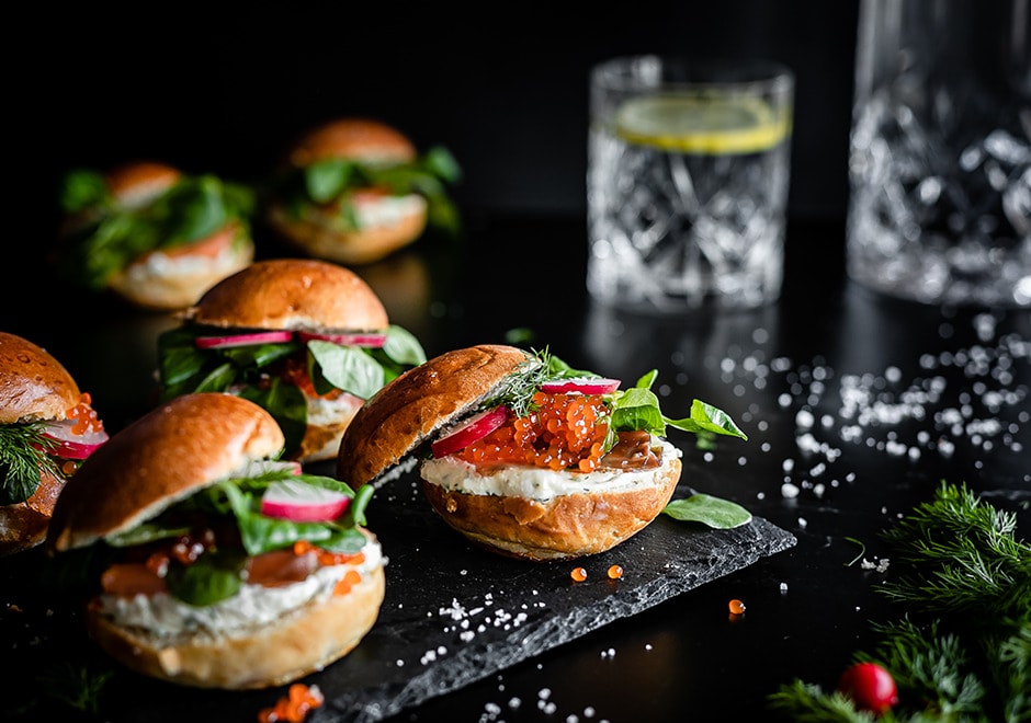 Mini burgers briochés au saumon, au fromage de chèvre et aux herbes