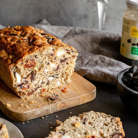 Cake aux tomates séchées, fromage de chèvre et olives