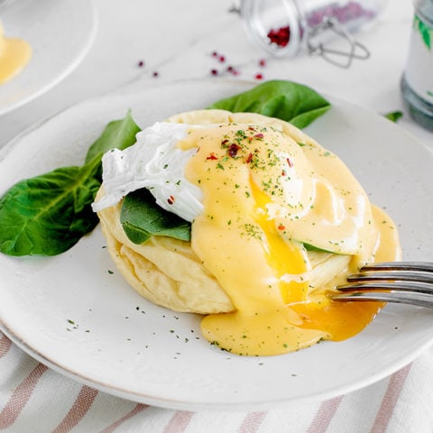 Œuf Bénédicte, sauce hollandaise et pancakes