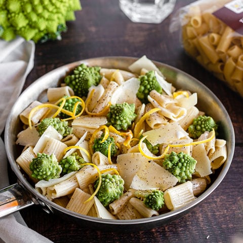 Rigatoni avec romanesco et du parmesan