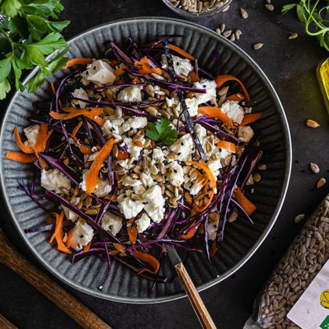 Salade de chou rouge, feta et huile de noisette