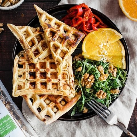 Gaufres au roquefort avec salade de noix