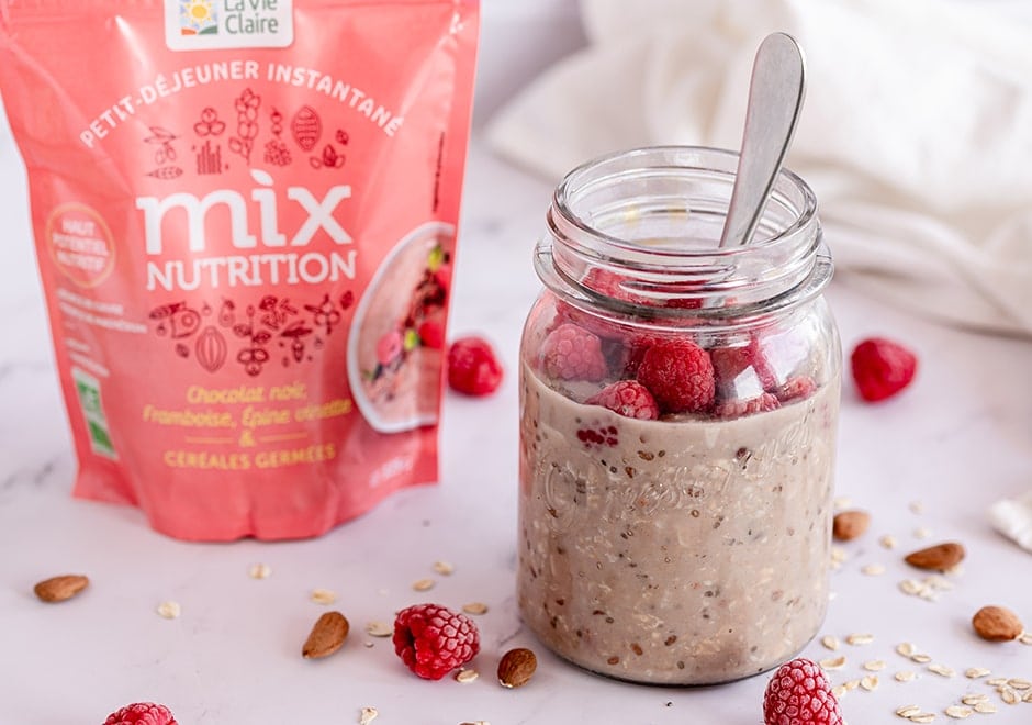 Porridge au chocolat noir, framboises et baies de goji