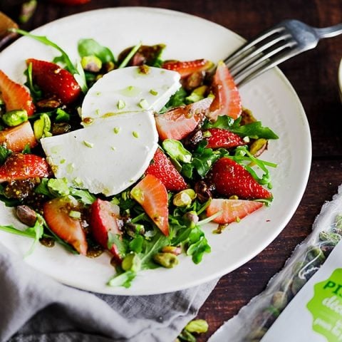 Salade de fraises, fromage de chèvre et pistaches