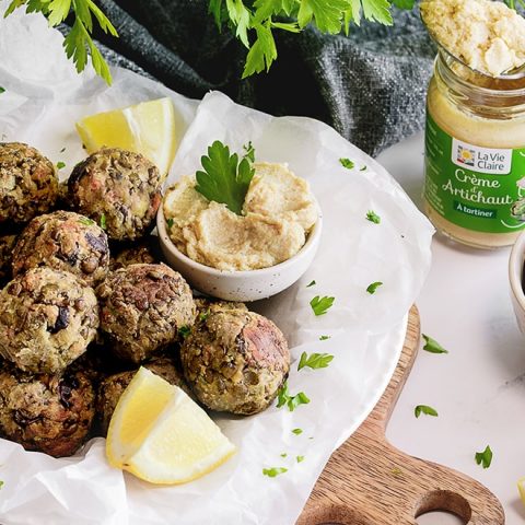 Boulettes de lentilles vertes à la crème d'échalote et d'artichauts