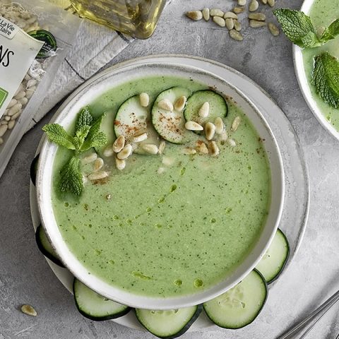 Gaspacho de concombre, chèvre et pignons