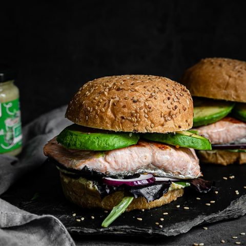 Burgers au saumon et à l'avocat