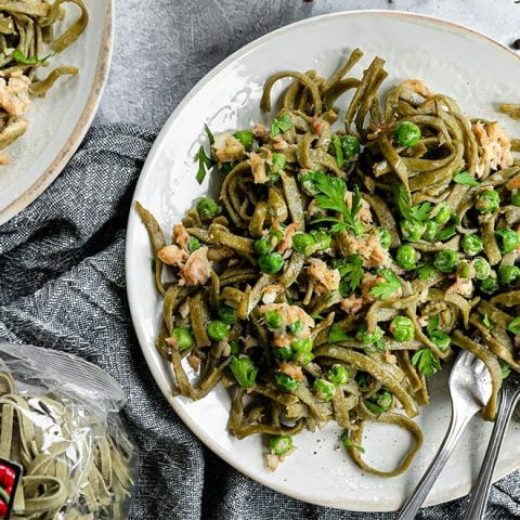 Tagliatelles à l’ail sauvage, thon et petit pois