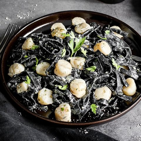 Tagliatelles à l’encre de seiche et aux Saint-Jacques