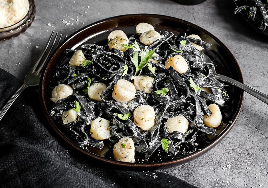 Tagliatelles à l'encre de seiche et aux Saint-Jacques - La Vie Claire