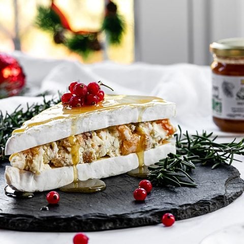 Brie farci au miel, aux abricots et noisettes