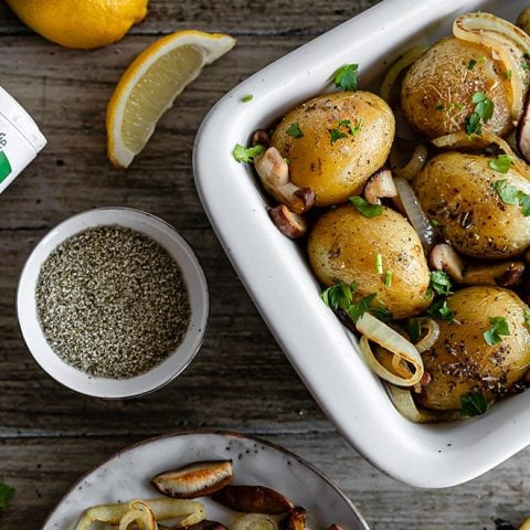 Pommes de terre au four aux oignons et champignons