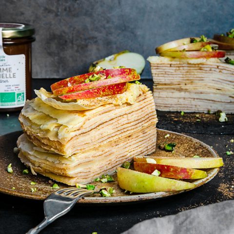 millefeuille de crêpes aux pommes et à la cannelle.