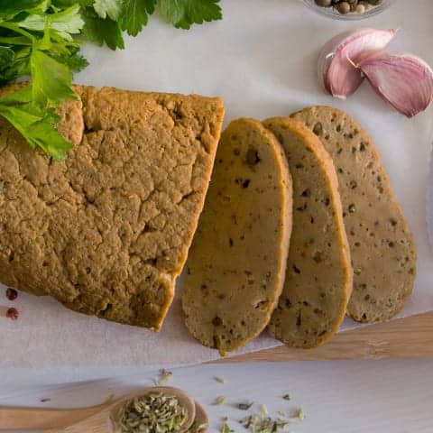 Photo d'un plat avec de la charcuterie au tempeh