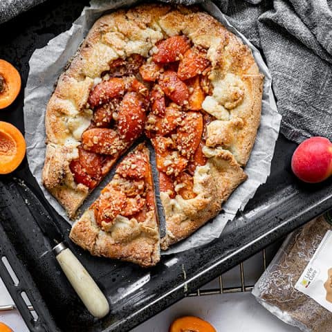 Tarte rustique aux abricots et aux noisettes