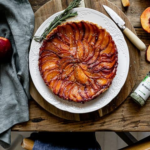 Tarte tatin de nectarines et romarin