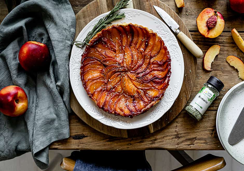 Tarte tatin de nectarines et romarin La Vie Claire