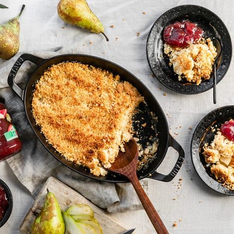 Crumble de poires, confiture de fraises et rhubarbe