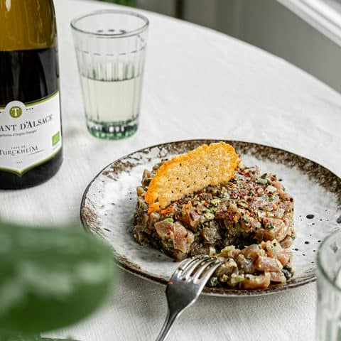 Tartare de thon, croustillant de parmesan et crémant blanc d'Alsace biologique