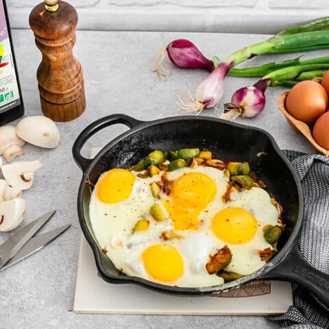 oeufs au plat aux champignons et choux de Bruxelles