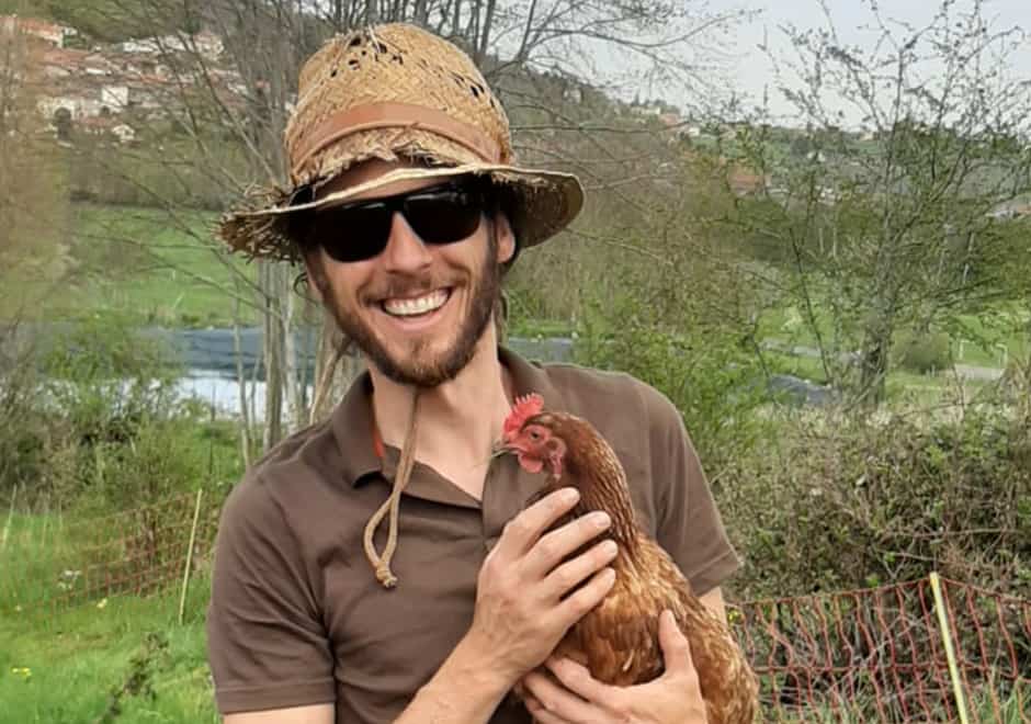 Baptiste Poncet et une de ses poules