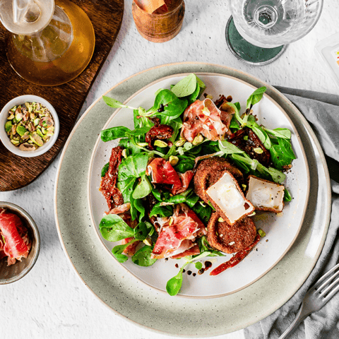 Salade composée et petits chèvres pânés