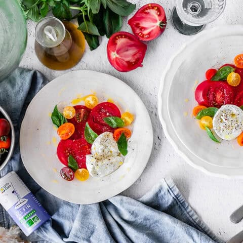 Salade Caprese à la burrata et au sel de Guérande aux herbes