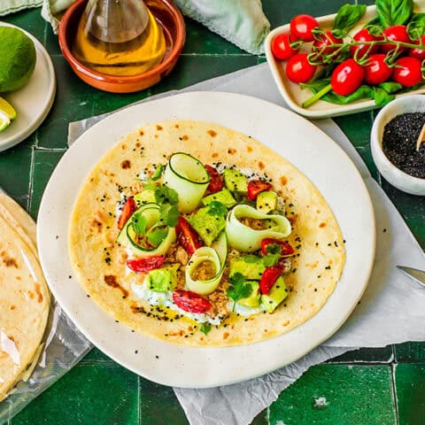 Piadina au thon, sauce chèvre, basilic et cerfeuil