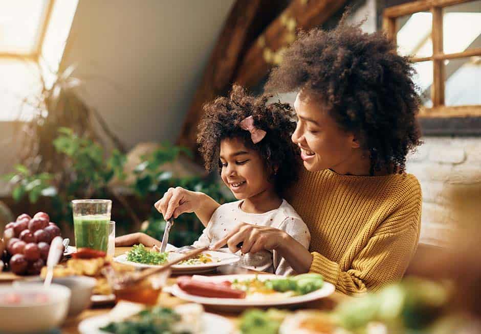 Une mère apprend à sa fille à bien manger