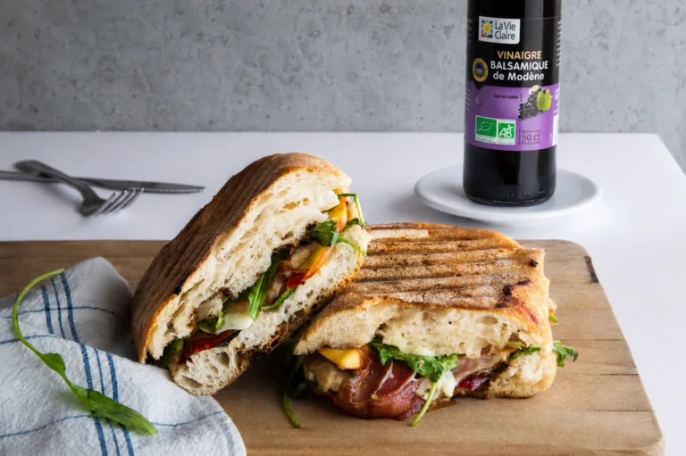 Panini au jambon de Bayonne, mozzarella et nectarine