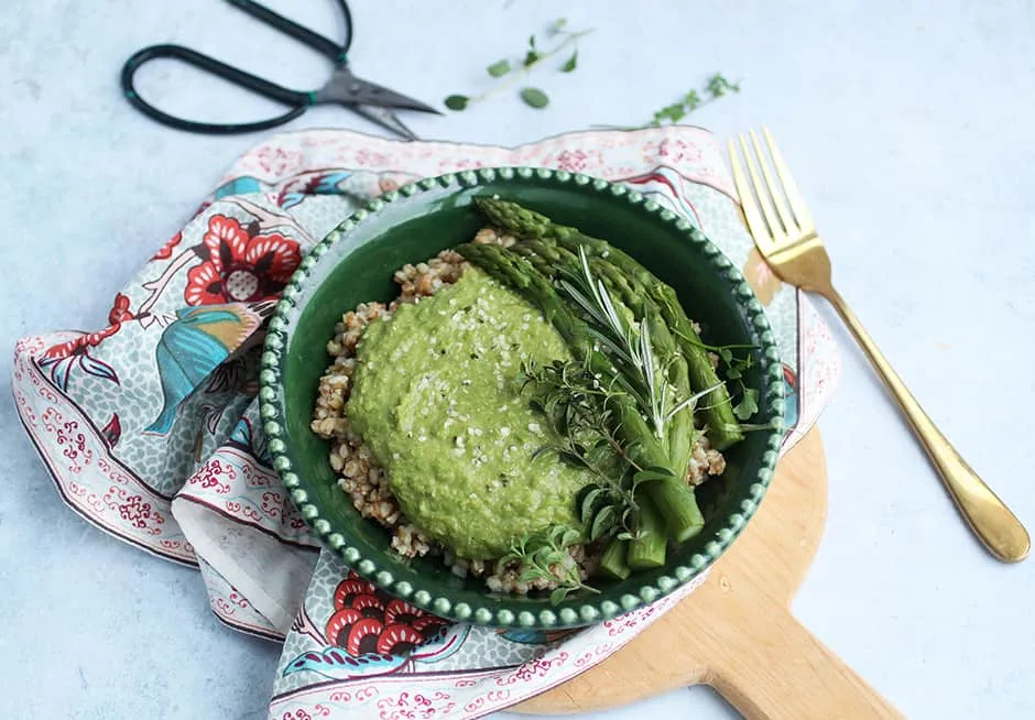 Risotto d'épeautre aux asperges, pois gourmands et petit pois