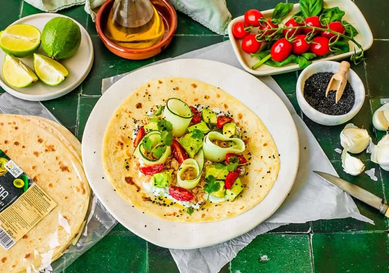 Piadina au thon, sauce chèvre, basilic et cerfeuil