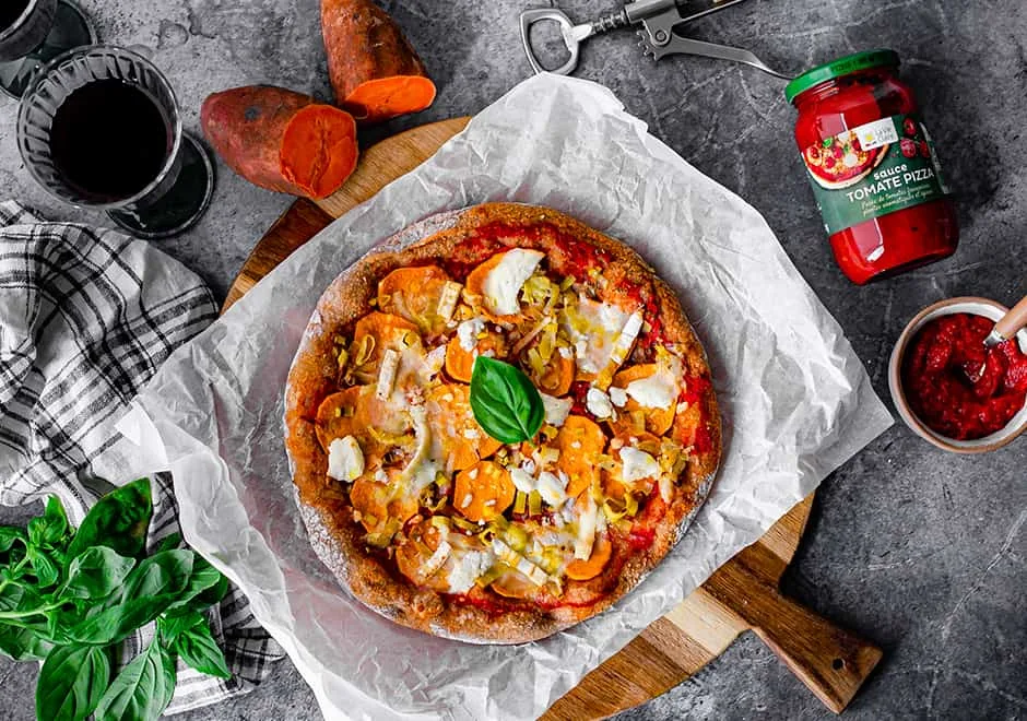 Pizza végétarienne à la patate douce et aux poireaux