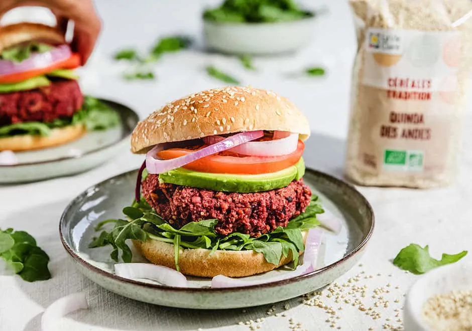 Burger végé au quinoa, betterave et carottes