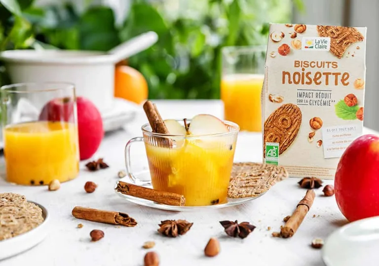 Cidre chaud à la pomme et à l’orange avec biscuits aux noisettes