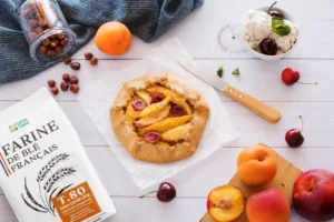 Tarte rustique pêche, nectarine, abricot et noisettes