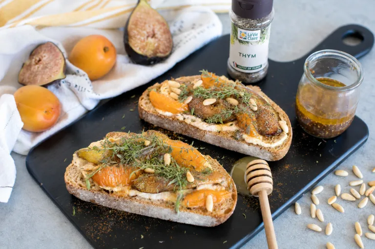 Tartines sucrées/salées à la ricotta végétale, figues et abricots